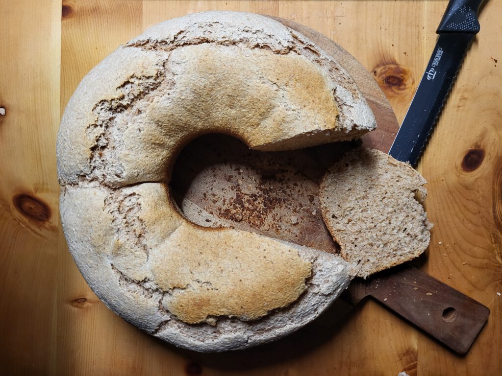 Dieses frisch gebackene Sauerteigbrot aus dem Camping Backofen ist der Beweis, dass Backen im Wohnmobil möglich ist.