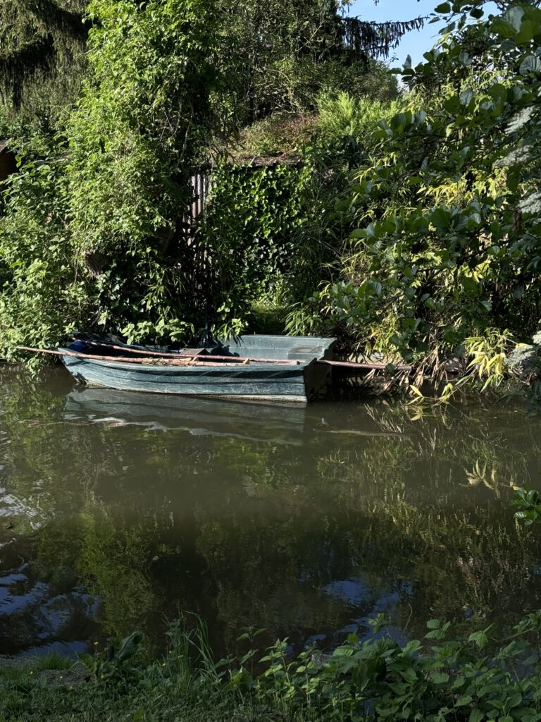 Boot in Kanal der schwimmenden Gärten in Amiens