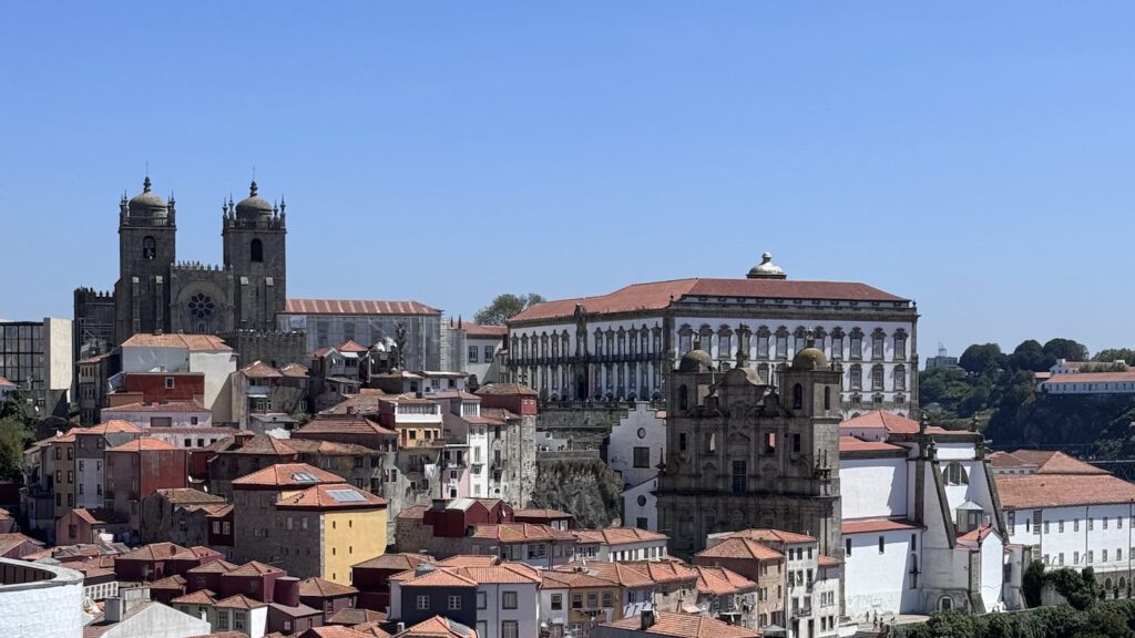 Kathedrale in Porto mit zwei Türmen