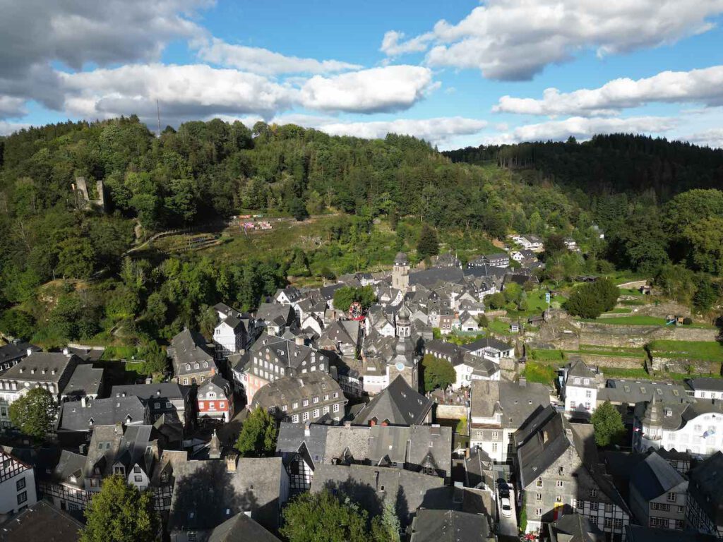 Blick auf die historische Altstadt Monschau von der Burg aus 