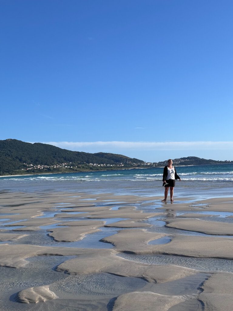 Spaziergang am Strand von Carnota bei Ebbe