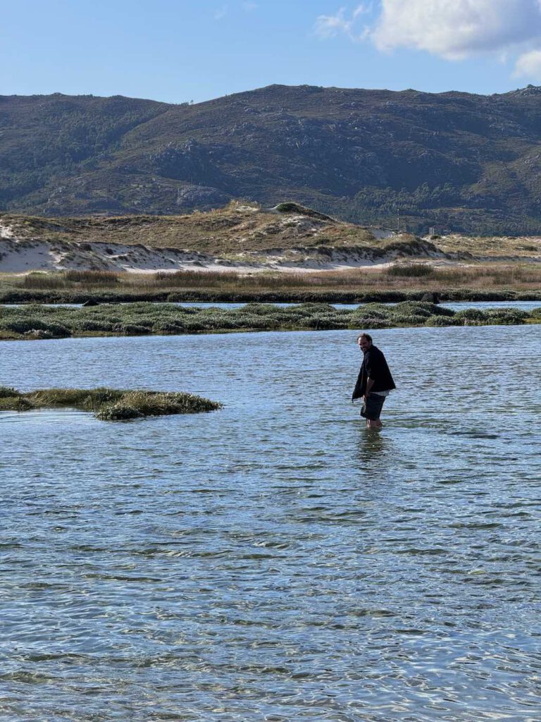 Flussdurchquerung um an den Strand zu gelangen