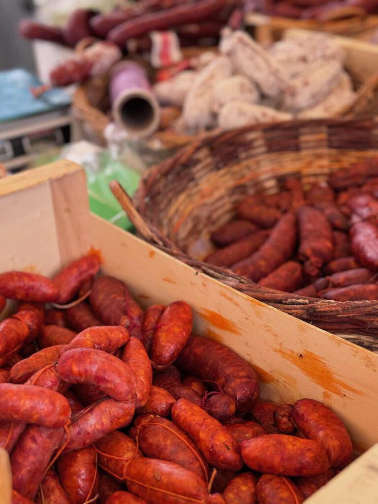 Chorizowürste in einem Korb