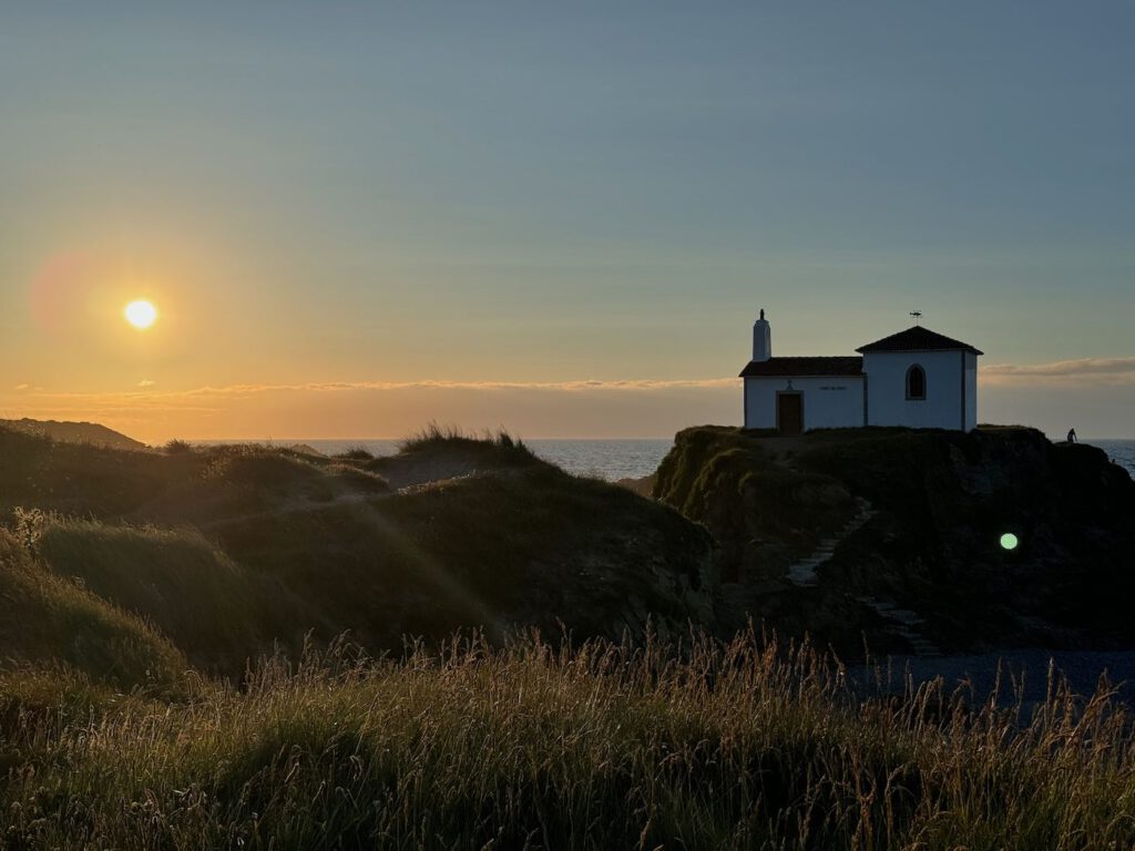kleine Kathedrale direkt am Atlantik in Galicien