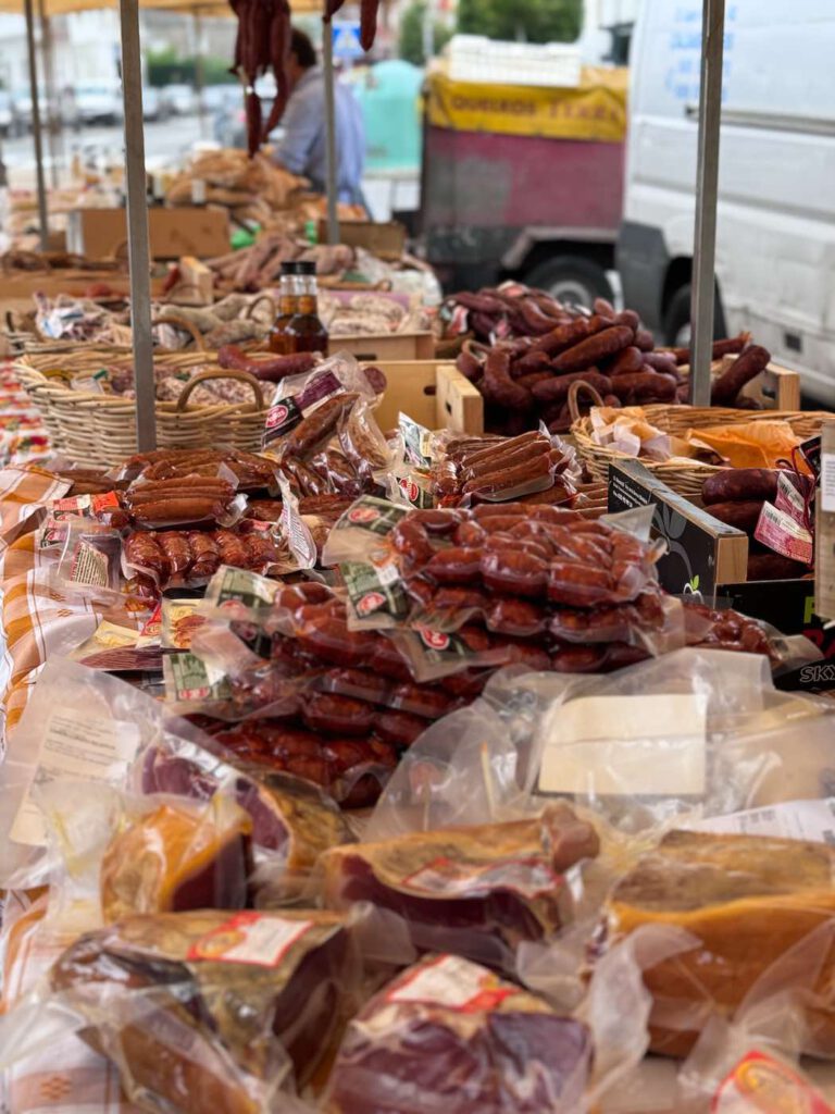 lokale Spezialitäten und Chorizowurst auf einem Markt in Spanien