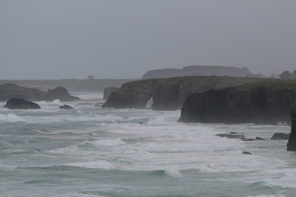Kathedralenstrand Praia das Catedrais bei Flut und Sturm
