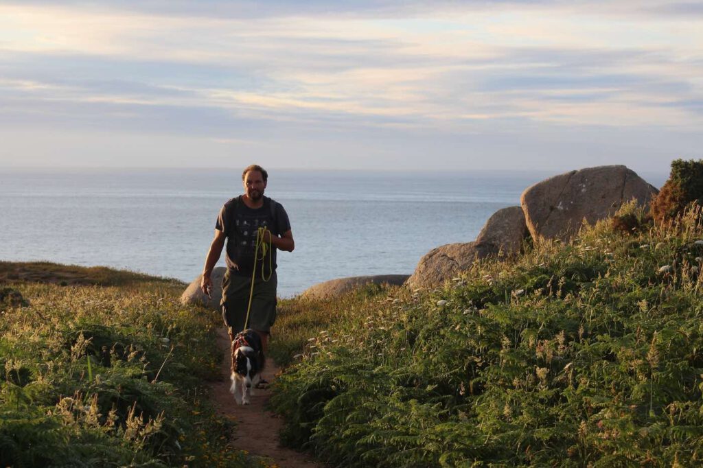 Spaziergang zur goldenen Stunde am Faro Estaca de Bares in Galicien