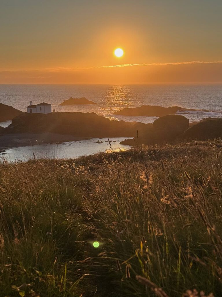 Sonnenuntergang an der Küste in Galicien
