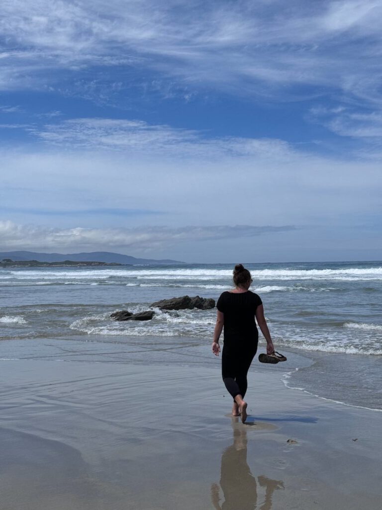 Frau spaziert am Praia das Catedrais