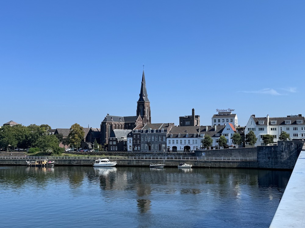 Blick auf die Stadt Maastricht von der St Servatiusbrücke aus