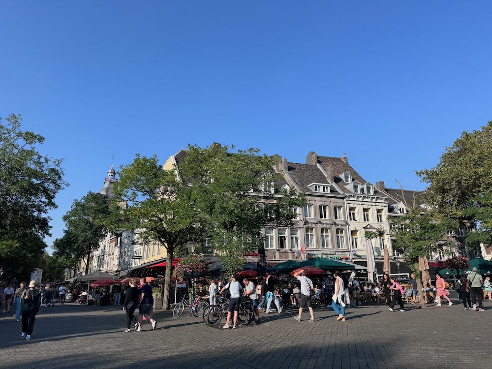 buntes Treiben am Maastrichter Markt