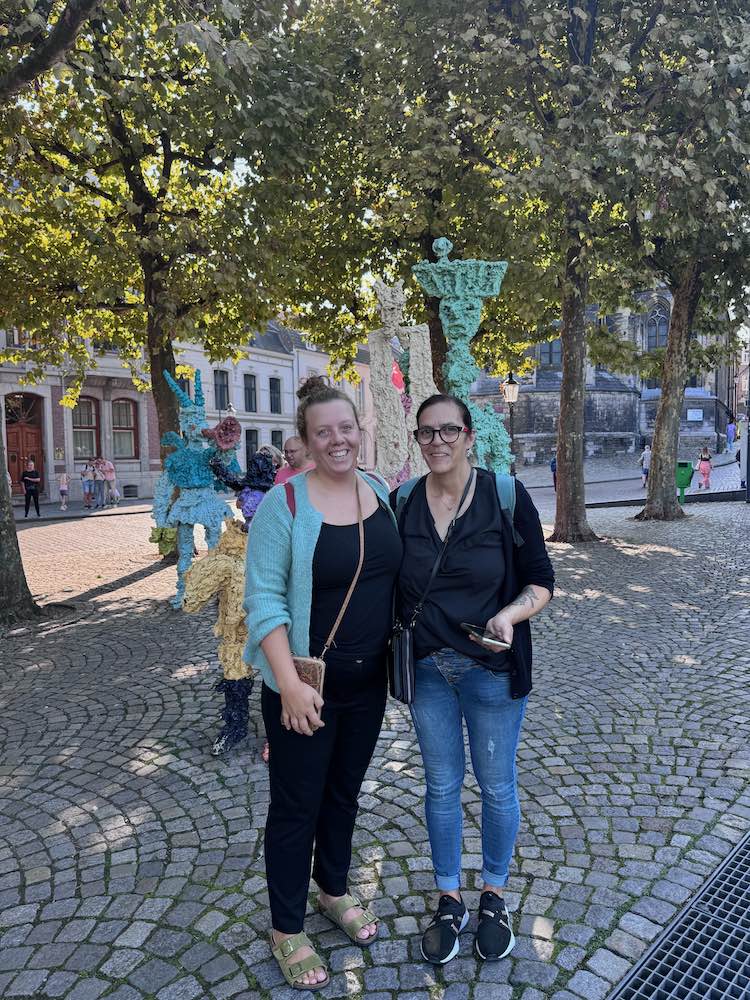 Mutter und Tochter auf ihrem Städtetrip durch Maastricht