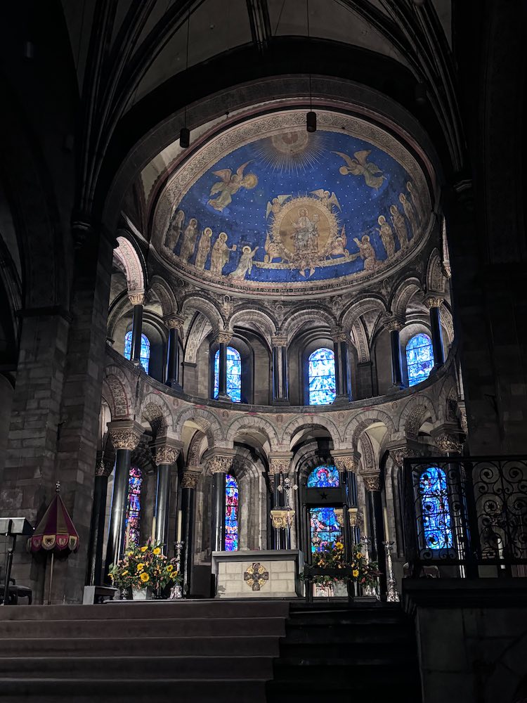bunte Freskenmalereien und Fenster in der Lienfrauenbasilika in Maastricht