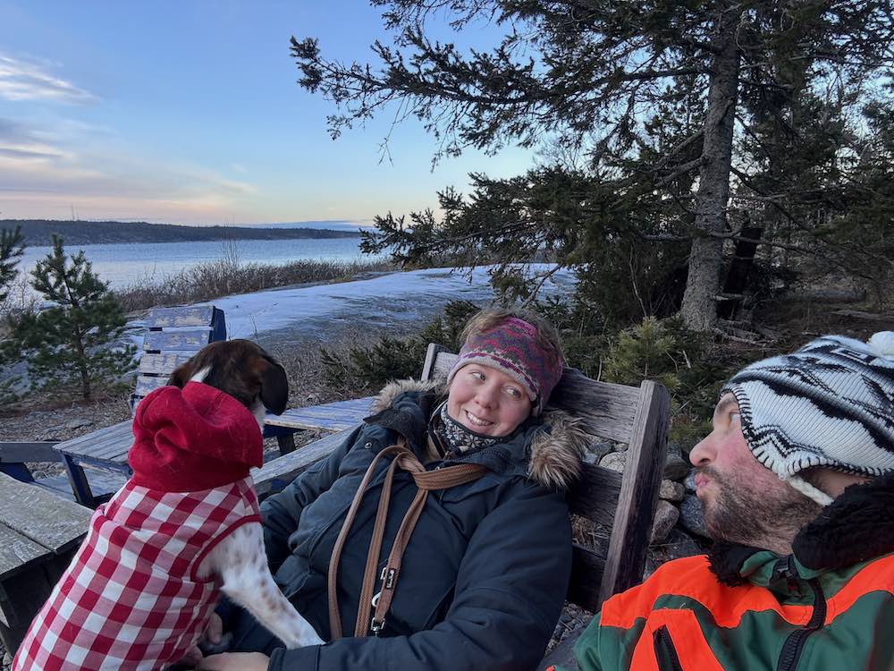 Zwei Personen genießen die Ruhe im winterlichen Schweden