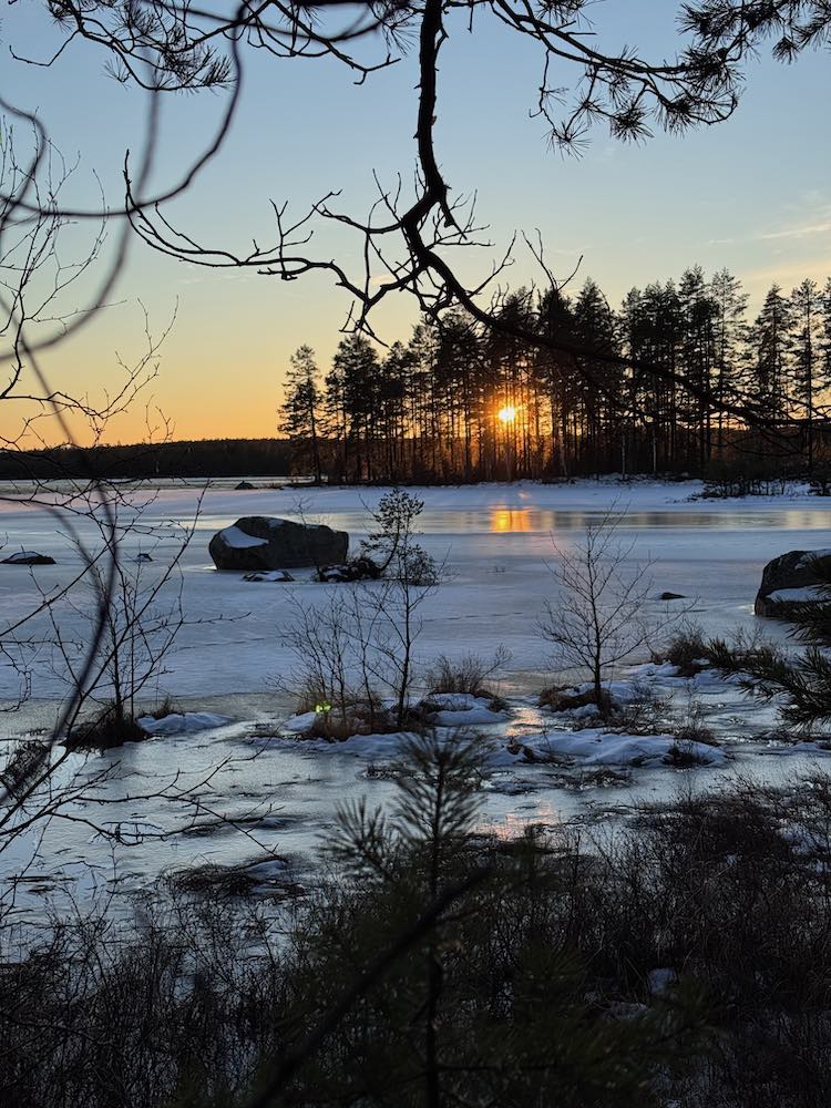 zugefrorener See in Schweden