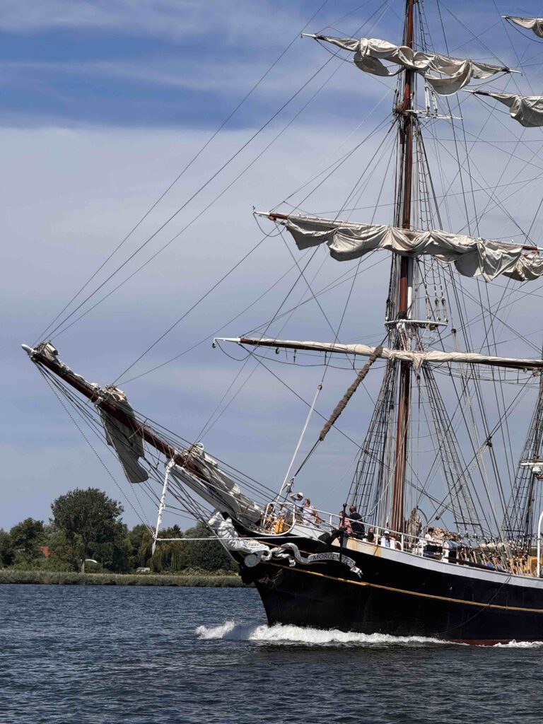 Traditions-Segelschiff auf der Hansesail mit gerefften Segeln