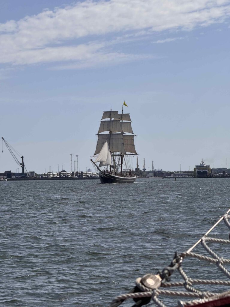 Traditions-Segelschiff auf der Hansesail mit gesetzten Segeln auf der Warnow in Rostock